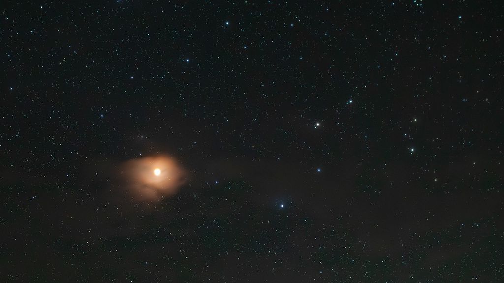 Hubble registra aglomerado MACS0329-0211 e revela galáxias distorcidas pela lente gravitacional - Imagem do artigo original