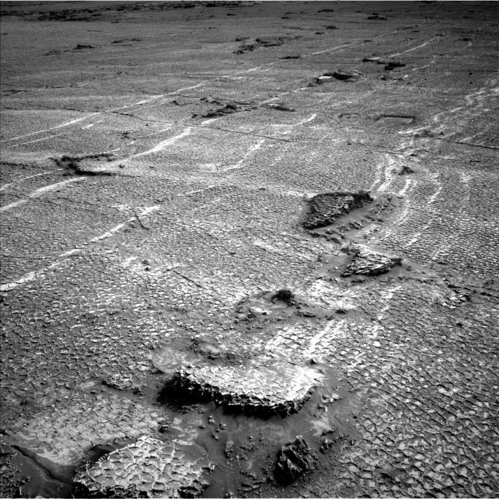 Curiosity encontra terreno repleto de polígonos após avanço de 35 m em Marte - Imagem do artigo original