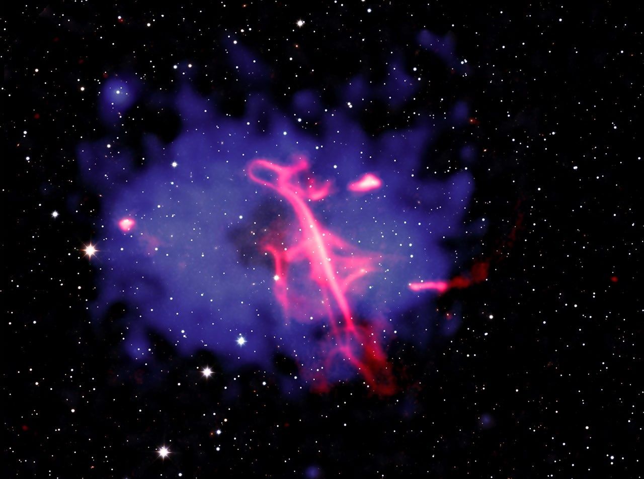 Buraco negro e colisão de aglomerados explicam estrutura de rádio em forma de clave de sol, aponta NASA - Imagem do artigo original